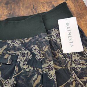 Athleta Womens 26 Green Floral‎ Semi Fitted Stretch Trekkie North Short NWT